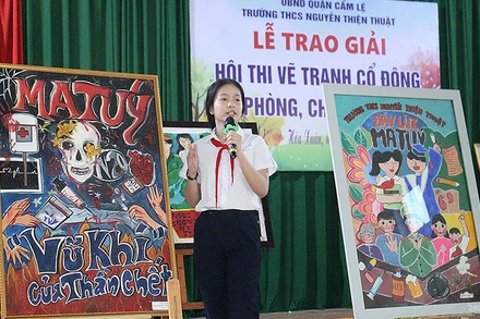 Học sinh trình bày ý nghĩa tác phẩm tại lễ trao giải Hội thi vẽ tranh cổ động về phòng, chống ma túy tại quận Cẩm Lệ (thành phố Đà Nẵng). (Ảnh ĐINH NGA) 