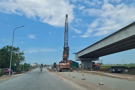 Một số đoạn tại các khu dân cư ở Diễn Phúc, Diễn Cát và đoạn cầu vượt đường sắt được thi công cầm chừng... chờ bàn giao mặt bằng.