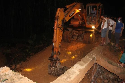 Tập trung nhân lực và máy móc khắc phục sự cố vỡ thân đập Bàn Vàng.