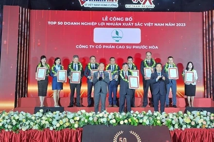 Ông Nguyễn Văn Tược – Bí thư Đảng ủy, Tổng Giám đốc Công ty Cổ phần Cao-su Phước Hòa nhận vinh danh Top 50 Doanh nghiệp Lợi nhuận Xuất sắc Việt Nam.