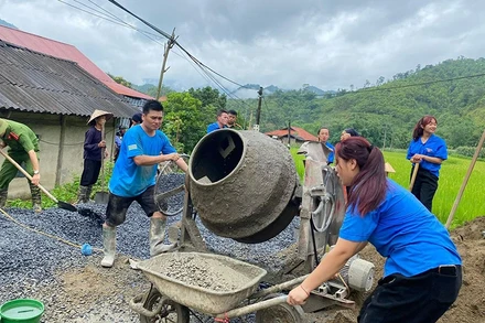 Đoàn viên, thanh niên tỉnh Bắc Kạn ra quân làm đường nông thôn mới. (Ảnh TỈNH ĐOÀN BẮC KẠN)