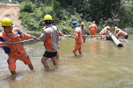 Công ty Điện lực Bắc Kạn thi công kéo điện về vùng cao. (Ảnh CÔNG TY ĐIỆN LỰC BẮC KẠN)