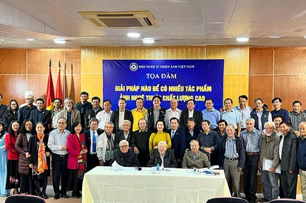 Các đại biểu tại tọa đàm về phát triển ảnh nghệ thuật chất lượng cao.