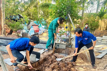 Đoàn viên, thanh niên tỉnh Sóc Trăng tình nguyện hỗ trợ xây nhà cho hộ nghèo. (Ảnh NGUYỄN PHONG)