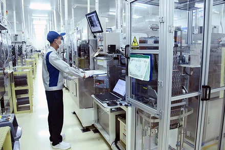 Sản xuất bảng mạch điện tử ở Nhà máy Nippon Mektion của Công ty TNHH Mektec Manufacturing Việt Nam (Khu công nghiệp Thăng Long II, Hưng Yên).