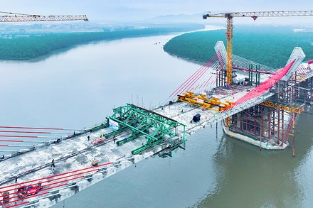 Cầu Bến Rừng kết nối thành phố Hải Phòng với tỉnh Quảng Ninh đang được thi công. (Ảnh NGUYỄN ĐỨC NGHĨA)
