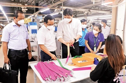 Bí thư Tỉnh ủy Long An Nguyễn Văn Được (thứ hai, từ trái sang) kiểm tra tình hình phục hồi sản xuất tại Công ty TNHH Túi xách Simone Việt Nam (huyện Cần Giuộc, Long An).Ảnh: BÙI GIANG