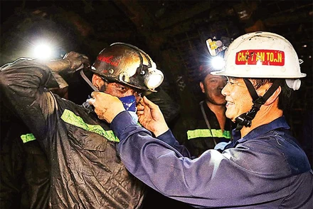 Chủ tịch Công đoàn Tập đoàn công nghiệp Than-Khoáng sản Việt Nam Lê Thanh Xuân trao khẩu trang phòng bụi tặng người lao động Công ty Than Nam Mẫu.Ảnh: Quốc Khương