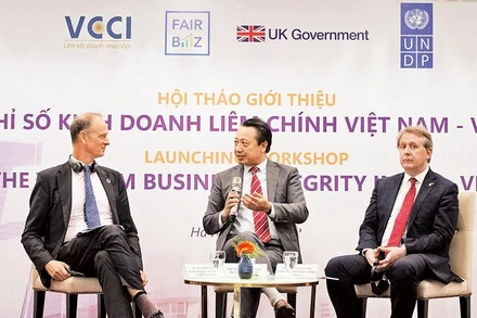 Ông Nguyễn Quang Vinh, Phó Chủ tịch điều hành Liên đoàn Thương mại và Công nghiệp Việt Nam (ở giữa) nhấn mạnh, để xây dựng văn hóa liêm chính, cần sự cam kết của người đứng đầu doanh nghiệp.
