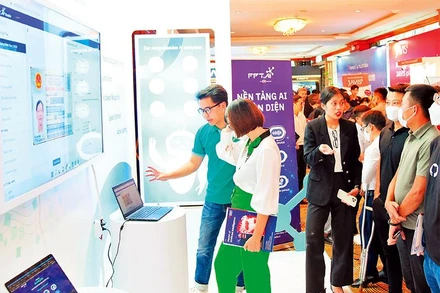 Khách hàng trải nghiệm công nghệ AI của FPT tại Ngày hội Trí tuệ nhân tạo Việt Nam năm 2022.Ảnh: Lê Thủy