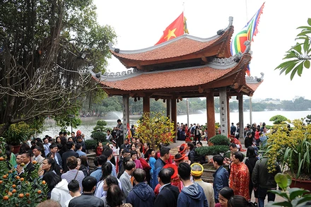  Người dân vãn cảnh đền Ngọc Sơn (TP Hà Nội). (Ảnh TRẦN HẢI) 