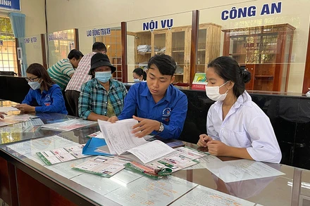 Thành viên tổ công nghệ hướng dẫn, tuyên truyền người dân Bình Phước thực hiện các thủ tục dịch vụ công trực tuyến.