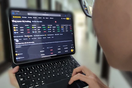 Khách hàng theo dõi tiền ảo trên sàn giao dịch tiền điện tử Binance. (Ảnh ĐĂNG ANH)