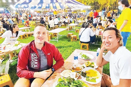 Du khách trải nghiệm tại “Lễ hội Văn hóa ẩm thực, món ngon Saigontourist Group 2023”. (Ảnh: Nhật Xuân)