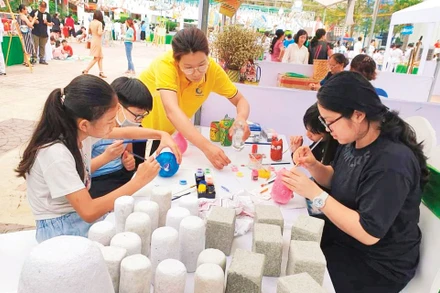 Trải nghiệm với những sản phẩm tái chế ở Green Life Hạ Long.