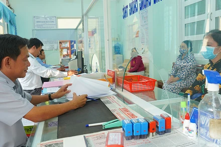 Nhiều giải pháp cải cách thủ tục hành chính, nâng cao chất lượng phục vụ người dân được triển khai hiệu quả tại bộ phận “một cửa” của UBND xã Thuận An, thị xã Bình Minh.