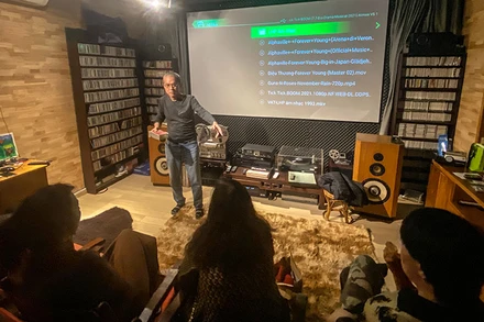 Ông Nguyễn Quang Dũng giới thiệu về một bộ phim được đề cử Oscar tại phòng chiếu trên gác mái.