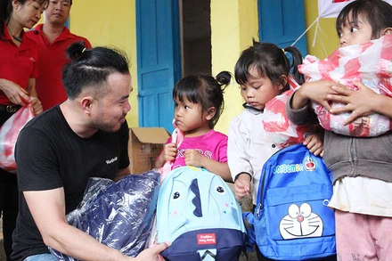 Anh Hồ Hoàng Liêm trao quà tặng các em nhỏ.