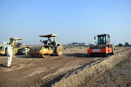 Nhà thầu Tổng công ty 319 thi công Dự án đường vành đai 4 - Vùng Thủ đô đoạn qua địa bàn quận Hà Đông, Hà Nội. (Ảnh DUY LINH)