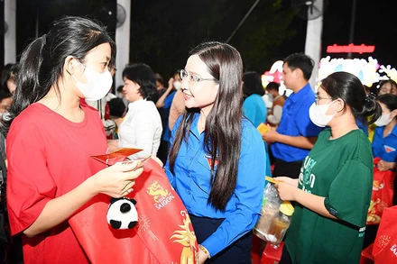 Bí thư Trung ương Đoàn, Chủ tịch Hội đồng Đội Trung ương Nguyễn Phạm Duy Trang trao quà, nhu yếu phẩm tặng người lao động trẻ tại tỉnh Bình Dương nhân dịp Tết Nguyên đán Giáp Thìn 2024.