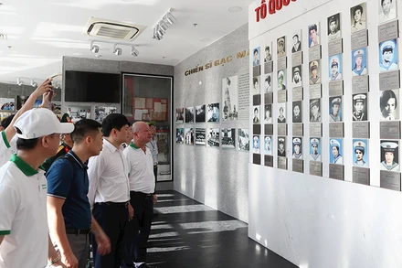 Các đại biểu tham quan khu tưởng niệm Chiến sĩ Gạc Ma, ở xã Cam Hải Đông, huyện Cam Lâm, tỉnh Khánh Hòa.