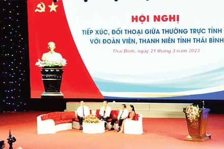 Quang cảnh buổi tiếp xúc, đối thoại giữa Thường trực Tỉnh ủy Thái Bình với đoàn viên, thanh niên. (Ảnh MAI TÚ)