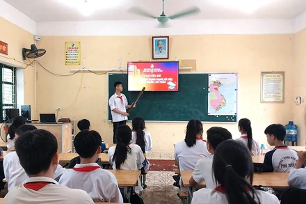 Học sinh Trường THCS Phú Xuyên (Hà Nội) sinh hoạt đội với Chuyên đề “Kỹ năng sử dụng mạng xã hội lành mạnh, an toàn”.