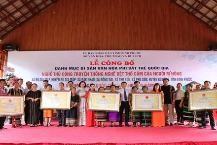 Đại diện các xã nhận Quyết định của Bộ Văn hóa, Thể thao và Du lịch.