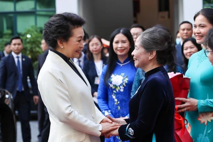 Phu nhân Tổng Bí thư Nguyễn Phú Trọng đón Phu nhân Tổng Bí thư, Chủ tịch Trung Quốc Tập Cận Bình tới thăm Bảo tàng Phụ nữ Việt Nam.