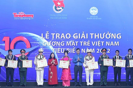 Các đồng chí Bùi Thị Minh Hoài, Bùi Quang Huy (lần lượt thứ 5 và 7 từ trái sang) trao Giải thưởng Gương mặt trẻ Việt Nam tiêu biểu năm 2022 tặng các cá nhân xuất sắc tại buổi lễ.