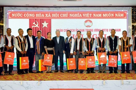 Chủ tịch Ủy ban Trung ương Mặt trận Tổ quốc Việt Nam Đỗ Văn Chiến tặng quà cho các đại biểu dự hội nghị. 