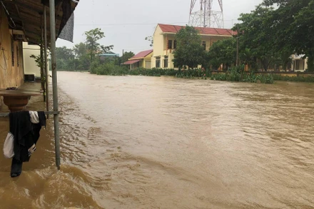 Nước sông Kiến Giang tràn bờ nhấn chìm các vùng dân cư bên sông.