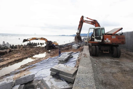 Đơn vị thi công vừa gia cố vành đai bờ tạm để bơm hút nước biển, vừa tổ chức tập kết cấu kiện nên thi công không bảo đảm tiến độ.