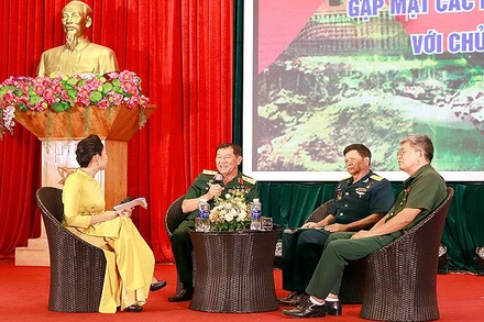 Anh hùng Lực lượng vũ trang nhân dân Phạm Tuân chia sẻ những kỷ niệm lịch sử hào hùng tại Tọa đàm.