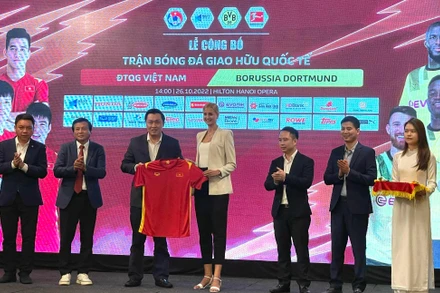 Lãnh đạo VFF và câu lạc bộ Dormund tại họp báo.
