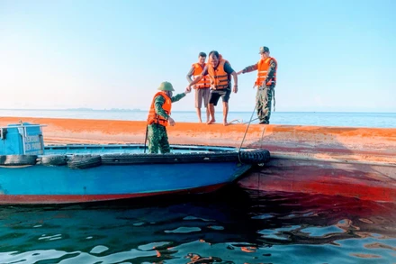 Lực lượng cứu nạn tìm kiếm thuyền viên mất tích tại khu vực tàu NB- 8133 bị lật úp.