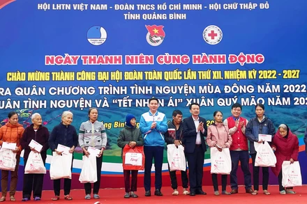 Tặng quả cho hộ nghèo xã Lâm Trạch, huyện Bố Trạch (Quảng Bình.