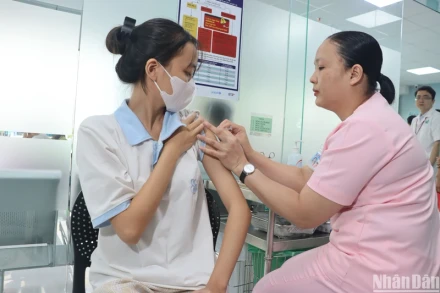 Viện Vệ sinh dịch tễ Trung ương cho biết sẽ tiến hành phân bổ vaccine cho Thành phố Hồ Chí Minh và các địa phương trong thời gian sớm nhất.