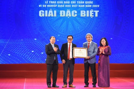 Đồng chí Lê Hải Bình, Ủy viên dự khuyết Trung ương Đảng, Phó Trưởng Ban Tuyên giáo Trung ương và Thứ trưởng Giáo dục và Đào tạo Ngô Thị Minh trao giải Đặc biệt.