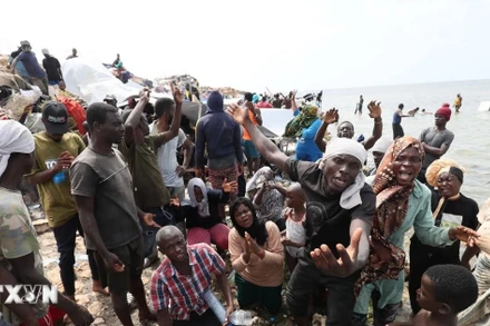 Người di cư tại khu vực biên giới Tunisia-Libya. (Ảnh: THX/TTXVN)