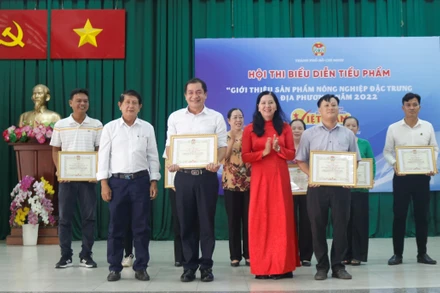 Ban tổ chức trao giải cho các đội tham gia hội thi. 