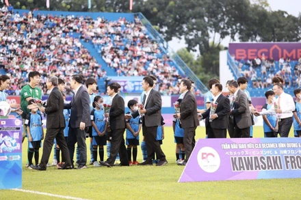 Đại biểu hai bên xuống sân bắt tay động viên cầu thủ hai đội sẽ thi đấu hết mình.