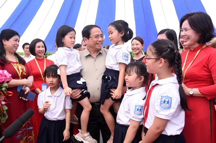 Thủ tướng Phạm Minh Chính thăm cô giáo và các em học sinh có hoàn cảnh đặc biệt tại Trường Phổ thông dân lập Hermann Gmeiner.