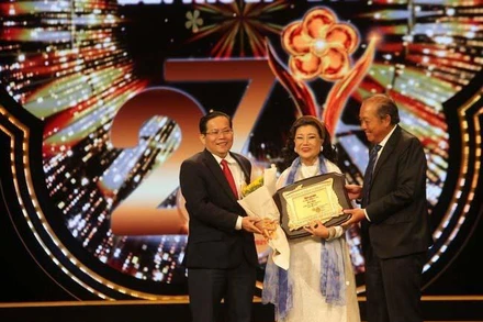 Giải Mai Vàng 2021 trao giải “Nghệ sĩ trọn đời vì cộng đồng” cho Nghệ sĩ nhân dân Kim Cương.