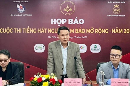 Ban tổ chức cuộc thi trả lời các câu hỏi của phóng viên tại cuộc họp báo.