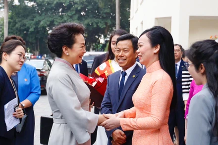 Phu nhân Chủ tịch nước Võ Văn Thưởng đón Phu nhân Tổng Bí thư, Chủ tịch Trung Quốc Tập Cận Bình tại Đại học Quốc gia Hà Nội.