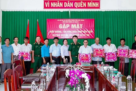 Tặng quà cho các gương điển hình tiến tiến trong vùng đồng bào dân tộc thiểu số khu vực biên giới biển huyện Cù Lao Dung.