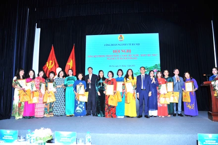 Trao danh hiệu“Giỏi việc nước - Đảm việc nhà”.