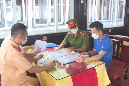 Cảnh sát giao thông đường thủy phối hợp với lực lượng chức năng tăng cường kiểm tra các quy định bảo đảm an toàn cho du khách.