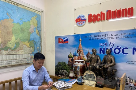 Ninh Văn Tiến với bộ sưu tập huân chương, huy chương và huy hiệu Liên Xô (trước đây) và nước Nga. 